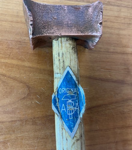 Altes werkzeug kupferhammer - werkzeug,